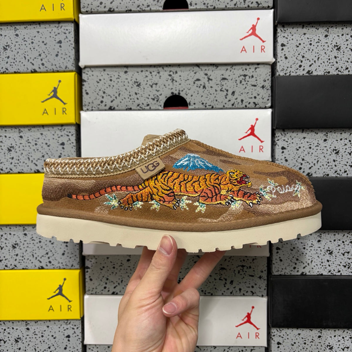 UGG Dragon & Tiger Embroidered Flat Boot 2553 | Chestnut | EU Sizes 36–45