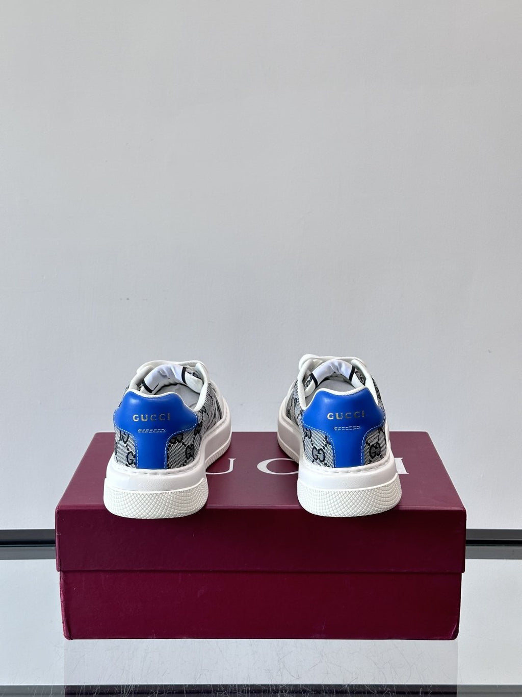 Gucci Men's Blue Accent Low-Top Sneakers